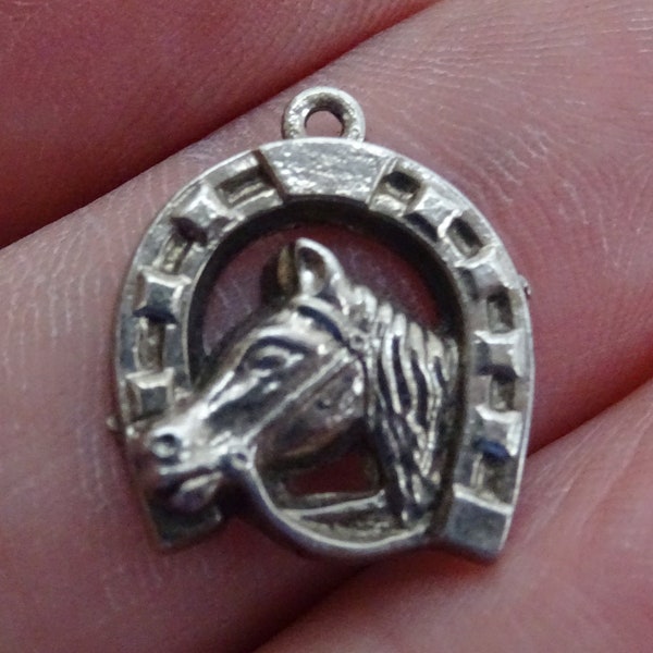 Medalla de plata francesa colgante charm medallón de una herradura con caballo.  ( 19 )