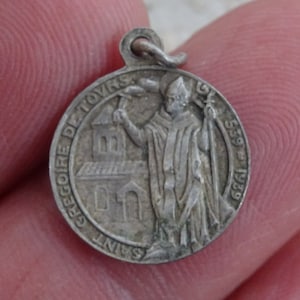 Religiöse antike versilberte Medaille Anhänger Charm Medaillon des Heiligen Gregoire Gregory de Tours und der Heiligen Jungfrau Maria von Marsat. ( O 17 )