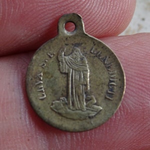 Religieuze antieke Franse koperen katholieke medaille hanger bedel medaillon van Sint-Benedictus. (medaille van uitdrijving tegen het kwaad) C 34