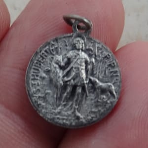 Religijny, antyczny, posrebrzany medalion katolicki, zawieszka, medalion, święty medalion z wizerunkiem świętego Huberta i świętego Rocha. ( 25 )