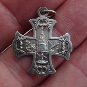Big religious antique Belgian silvered catholic medal pendant medallion Holy charm Saint Sang de Bois Seigneur Isaac.  ( 2 e )