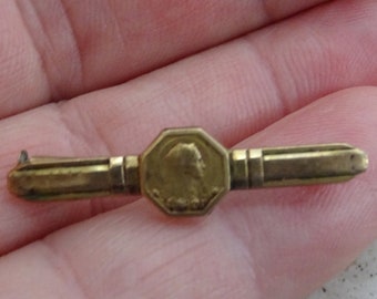 Broche Vintage Française Des Années 1930 - Vierge Marie En Plaqué Or - Très Bon état
