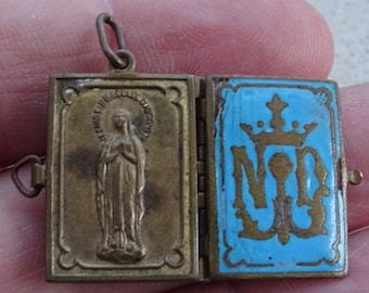 Antiek religieus Frans koper geëmailleerd boekje medaillon relikwie schrijn van de Heilige Maagd Maria souvenir van Lourdes. (33a)