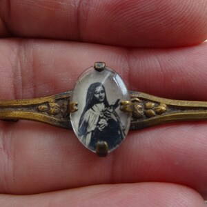 Broche Ancienne Médaille Religieuse Saint Thérèse - Couleur Bleu Et Argent, Occasion