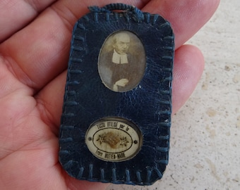 Religieus antiek katholiek heiligdom van leer met relikwie reliekschrijn van Saint Mutien Marie Malonne.  (T2)