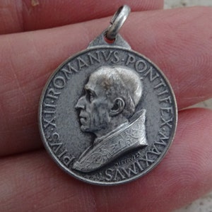 Religious silver plated Vatican catholic pendant medallion charm medal of Pope Pius XII papa Pio XII with Holy Door. c 26