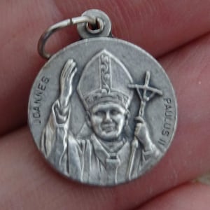 Religious catholic silver plated medal pendant medaillon charm medallion of Pope John Paul II.  ( C 25  )