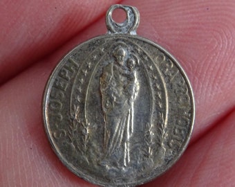 Religious catholic French silver plated medal pendant charm medallion with Saint Joseph of Lovanis.  (  O 8 )