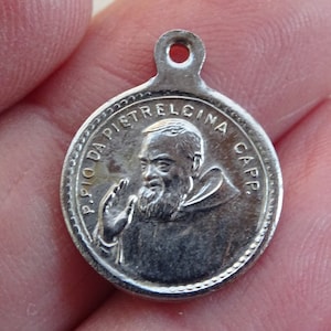 Religious silver plated catholic medal pendant medaillon Holy charm medallion of Father Padre Saint Pio and his Stimata and Holy Mary. P 20