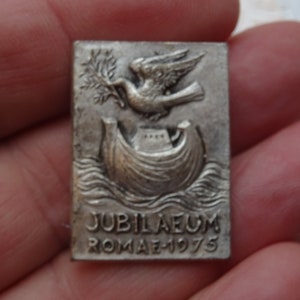 Religious antique silvered catholic brooch with Ark of Noah ship and dove Holy Spirit of Rome. ( 6 K )