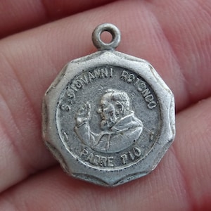 Religious silvered catholic medal pendant medaillon Holy charm medallion of Father Padre Saint Pio and his Stimata. and Holy Mary ( L 28 )