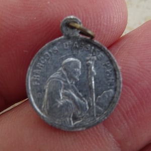 Religieuze antieke Franse aluminium katholieke medaille hanger medaillon Heilige charme van Sint Franciscus en Sint Antonius.   (C32)