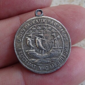 Antique silver plated  French medal pendant medallion charm Guilhelmus c des Bateaux Parisiens.  ( H 18 )