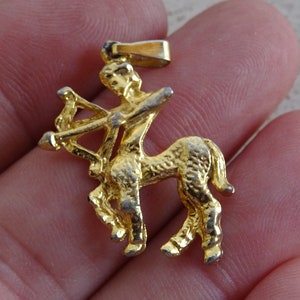 Vintage vermeil gold plated Zodiac constellation medal medaillon pendant charm medallion sign of Sagittarius. boogschutter D 10