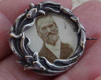 Art Deco Antique French silvere plated photo holder locket medal medallion photo locket brooch black and white photo of a Frenchman. ( Z 7 )
