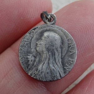 Antike französische versilberte katholische Medaille Anhänger Heiliger Charme Medaillon von Saint Magdalena Andenken von Sainte Baume. ( M21 )