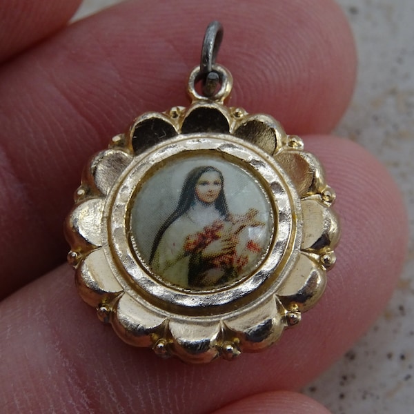 Médaille religieuse catholique en vermeil pendentif charm médaillon Sainte Thérèse de Lisieux. (M 7)