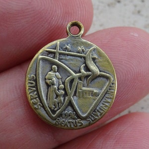 Religious antique catholic silvered medal pendant medaillon Holy charm medallion of Father Damien Pater Damiaan. ( L 35  )