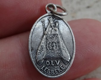 Religieuze verzilverde medaillehanger medaillonbedel medaillon van de Heilige Maagd Maria souvenir van Lebbeke, een bedevaartsoord in België. O 1