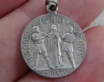 Religieus antiek verzilverde medaillehanger medaillonbedel medaillon van Saint Godelieve souvenir van Gistel, een bedevaartsoord in België. O 1