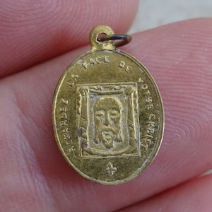 Religious French copper catholic medal pendant medallion Holy charm with Holy Mary Our Lady of Sorrows  Veil of Veronica. ( 1 )