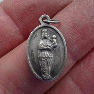 Antieke Franse verzilverde medaillehanger Heilige charmemedaillon van Heilige Maagd Mary de la Faye. ( L 11 )