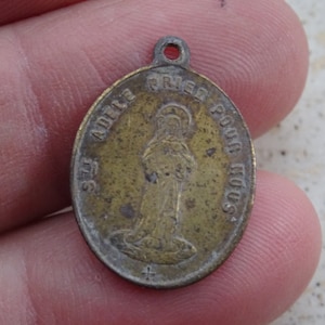 Médaille religieuse catholique française en cuivre, pendentif médaillon avec breloque médaillon de Sainte Adèle et de la Sainte Vierge Marie. ( page 17 )