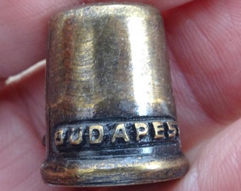 Dedal antiguo bañado en plata, recuerdo de Budapest. (B 5)