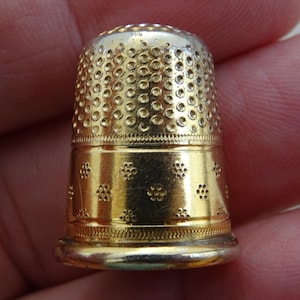 Antique Victorian Gold Tone Sewing Thimble | Beautiful Floral Pattern | Collectible Sewing Tool | Late 19th Century. ( 1 )