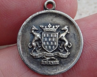 Antiek Frans verzilverd medaille bedel hanger medaillon met wapen van Bretagne Heraldiek. (G 5a)