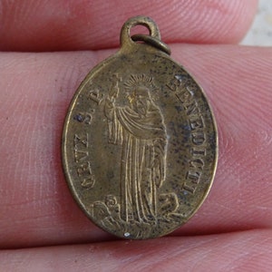 Religieuze antieke Franse koperen katholieke medaille hanger bedel medaillon van Sint-Benedictus. (medaille van uitdrijving tegen het kwaad) C 31