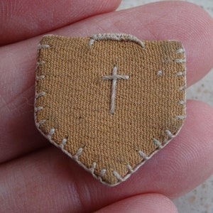 Religious catholic relic shrine reliquary of cloth with cross crucifix. ( B 18 )