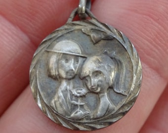 Medallón colgante de plata francesa antigua (MARCADO) con la figura de una niña y un niño, Les amoureux de Peynet. (K 22)