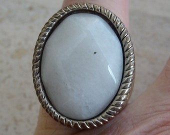 Franse verzilverde ring met witte steen.  ( A 17 )