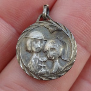 Antikes französisches Silber ( GEMARKT ) Medaillon Charm Medaillon Anhänger Medaille eines Mädchens und Jungen Les amoureux de Peynet. ( K 22 )