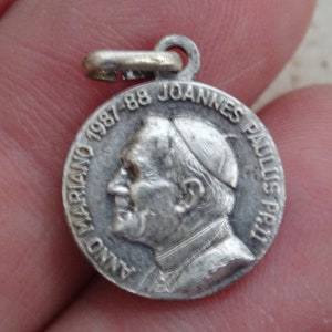 Religious catholic silver plated medal pendant medaillon charm medallion of Pope John Paul II and Holy Virgin Mary.  (  C 18  )