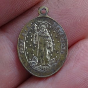 Religijny antyczny francuski miedziany medalion katolicki z zawieszką i zawieszką przedstawiającą świętego Benedykta (medal egzorcyzmów przeciwko złu) V 39