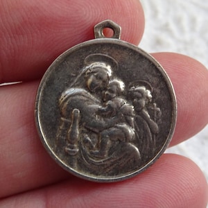 Religieuze katholieke verzilverde medaille hanger charme medaillon van de Heilige Familie Heilige Jozef Heilige Maria Kind Jezus.  ( L 2 )