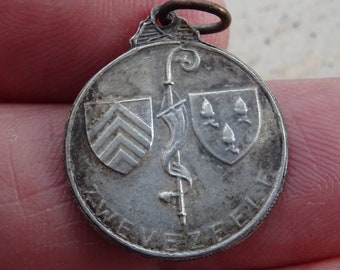 Religieuze antieke verzilverde medaille bedel hanger medaillon van Sint Aldegonde Aldegondis souvenir van Zwevezeele in België. ( f 23 bis )