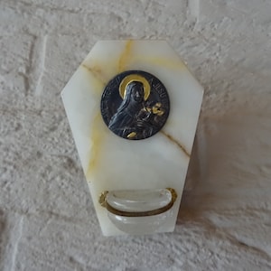 Pila de agua bendita católica francesa antigua de mármol con medalla plateada de Santa Teresita de Lisieux. ( 17 )