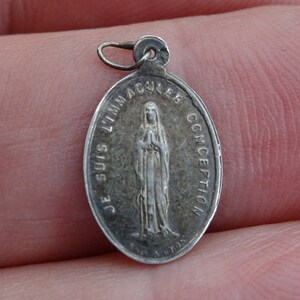 Medalla religiosa francesa de plata (MARCADA) católica, colgante, medallón, amuleto de la Santísima Virgen María, recuerdo de Notre Dame de Lourdes. ( S 11 )