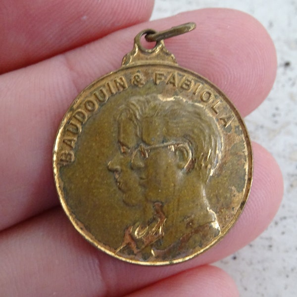 Antieke vermeil medaille hanger medaillon charme medaillon Koning Boudewijn en Koningin Fabiola van de Belgen.  ( W 1 )