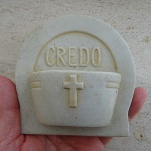 Religious catholic French porcelainen Holy water font stoup with cross crucifix and the text credo. (  Z 10 )
