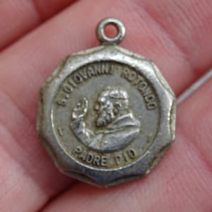 Religious silvered catholic medal pendant medaillon Holy charm medallion of Father Padre Saint Pio and his Stimata. and Holy Mary ( W 3a )