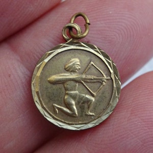 Vintage vermeil gold plated Zodiac constellation medal medaillon pendant charm medallion sign of Sagittarius. boogschutter 15