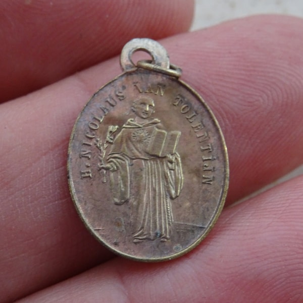 Religious antique French copper catholic medal pendant medallion charm of Saint Nicola da Tolintino Nicolaus van Tolingen. ( O 34)