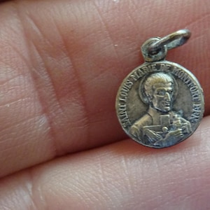 Religious antique silvered French catholic medal pendant charm medallion of Saint Louis-Marie Grignion de Montfort and Holy Mary.  ( M 8 a )
