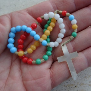 Rosario macrame cattolico vintage religioso con perline di plastica e croce crocifisso. ( pag 27 )