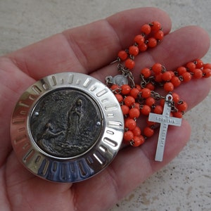 Antike versilberte Rosenkranz mit roten Perlen und Kreuz Kruzifix und versilbert Gehäuse Miniatur Box Geldbörse Brieftasche Container Heilige Maria. ( D11 )