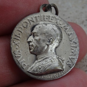 Religious silver-plated catholic medal pendant medallion Holy charm of Pope Pius XII papa Pio XII and the Holy Family.  ( 6  )